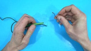 Новое простое приспособление! Как привязать маленький крючок с лопаткой без ушка видео