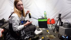 В ЭТИХ ЛУНКАХ КУЧА РЫБЫ! Первый лед 2022-23. Зимняя рыбалка на карася с ночевкой в палатке.