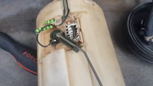 Замена датчика уровня топлива. пассат б3 1.8 моно