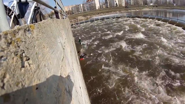 Из Бассейна течет лишняя вода смотреть онлайн