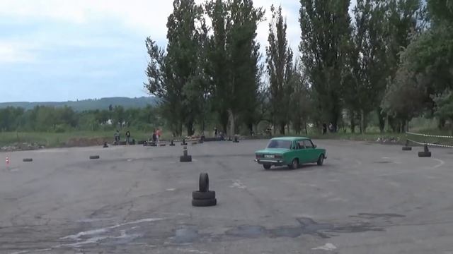 Машинка сломалась. Папа приехал на помощь и помог отремонтировать машинку смотреть онлайн