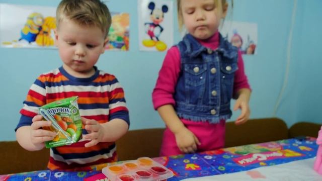 Делаем мороженое Своими руками с детками / Как сделать мороженое из сока. смотреть онлайн