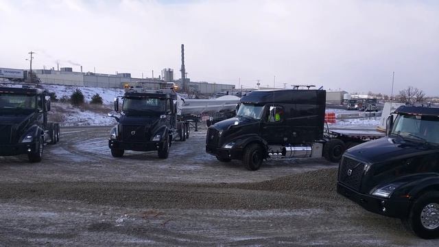 Volvo Trucks VNX heavy-haul tractors First Look смотреть онлайн