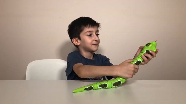 Обзор интерактивная игрушка робот ZURU Robo Alive Ползущая змея смотреть онлайн