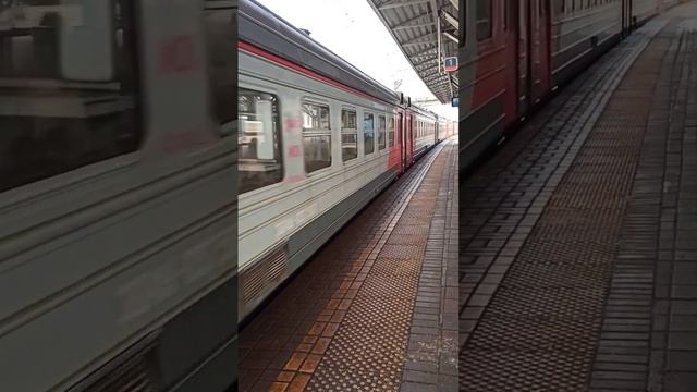 Электричка прибывает на станцию Москва 3 смотреть онлайн