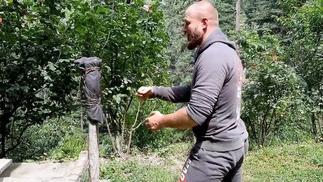 Макс Дедик | Отработка ударов на макиваре смотреть онлайн