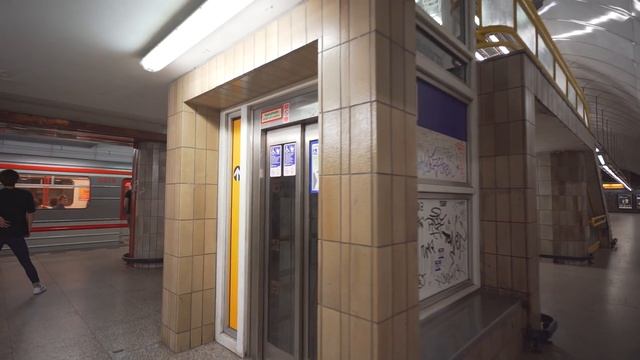 Czech Republic, Prague, metro ride from Křižíkova to Florenc, 2X elevator смотреть онлайн