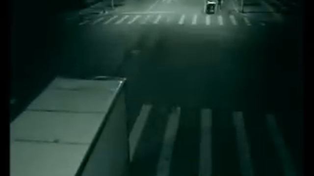 В Китае камера зафиксировала ангела, спас человека смотреть онлайн