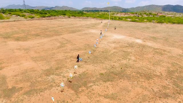 Flying 100 Kites At Once - Longest Kite Train смотреть онлайн
