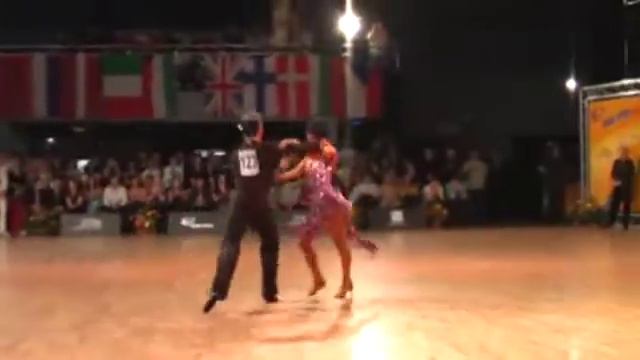 Jevgenijs Suvorovs & Andrea Zelinkova - solo samba смотреть онлайн