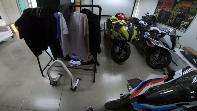 BMW S1000RR M VS M1000RR