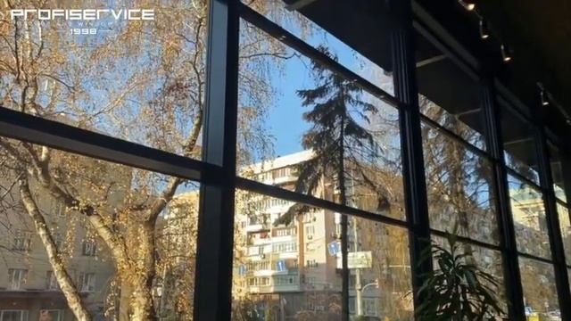 Остекление ресторана «Eastman» автоматической вертикально-подъёмной(гильотинной) системой «Бриз» смотреть онлайн