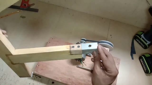 HOW TO MAKE SCROLL SAW AT HOME | DIY SCROLL SAW... смотреть онлайн