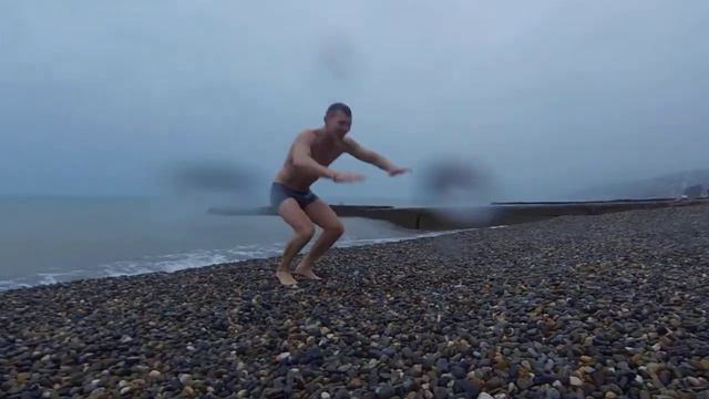 Купаться в январе в гидрокостюме - дело для слабаков!!! ))) смотреть онлайн