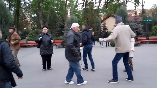 ХОРОШО, ВСЁ БУДЕТ ХОРОШО!🙂👍/ТАНЦЫ В ПАРКЕ ГОРЬКОГО ХАРЬКОВ МАЙ 2021 смотреть онлайн
