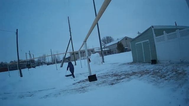 На фиг снегоуборщик, если жена гребет, как трактор. смотреть онлайн