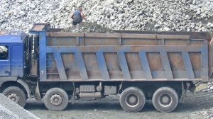 Самосвал 8х4 Shacman на погрузке в карьере