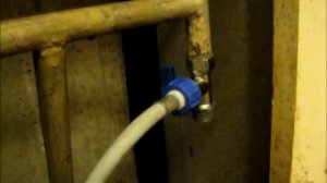 Замена перекрывающего крана и шланга подвода воды к бочку унитаза