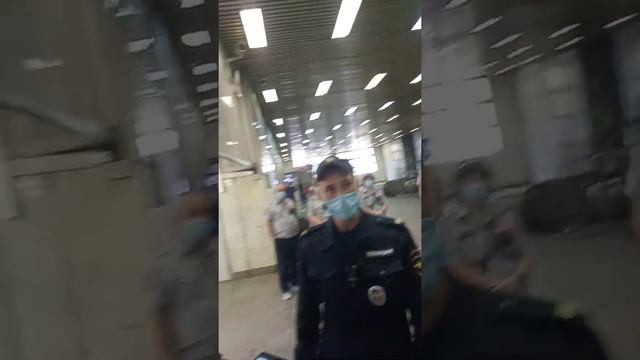 Павелецкая. Гкушники не смогли справиться с пассажиром смотреть онлайн