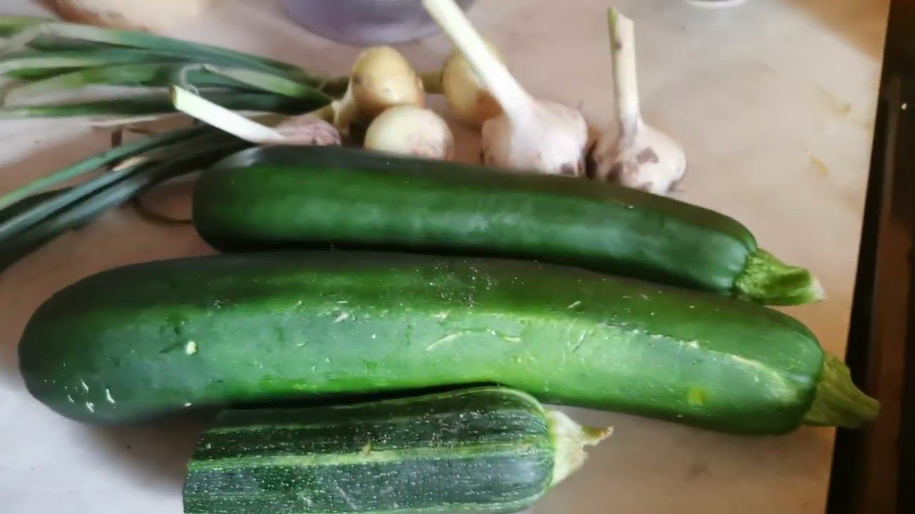 Кабачок с грядки обжарен на растительном масле с чесноком, подан на стол со сметаной