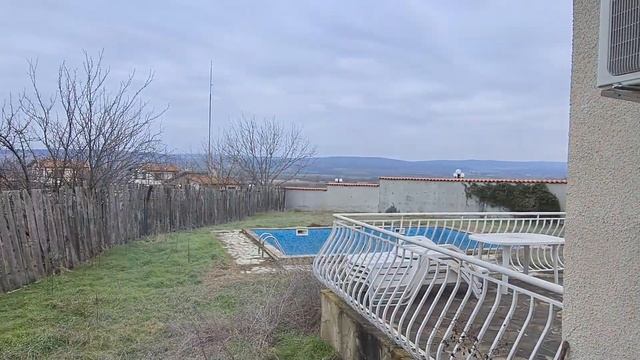 Дом в поселке Горица, в 20 км от моря. Полностью меблирована с тремя спальнями. смотреть онлайн