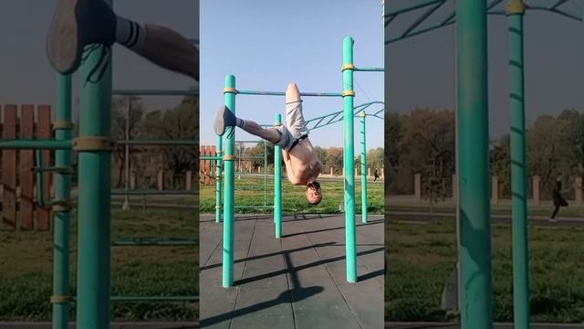Экстрим-#растяжка для ног и #тренировка для мышц кора на турнике вверх ногами (c) dzen.ru/m40r смотреть онлайн