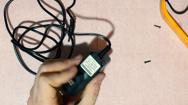 Переставляем кабель от одной зарядки к другой MicroUSB. Разборка зарядки, подсоединение кабеля. смотреть онлайн