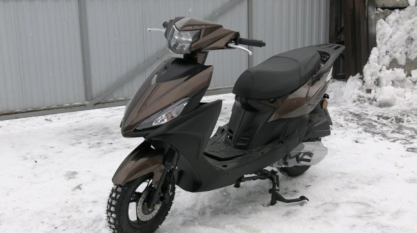 Скутер IRIS в цвете TOFFEE BROWN.