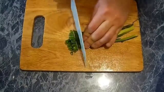 Как Приготовить-Салат с Колбасой и Сухариками смотреть онлайн