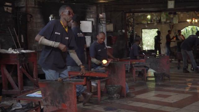 Немецкая старушка и ее стеклодувня в кенийской саванне смотреть онлайн