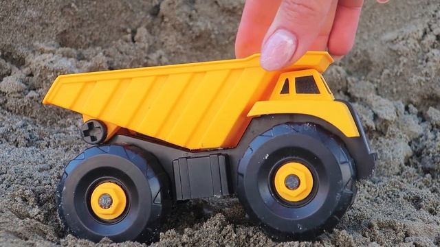 Машины и трактора для детей. Собираем самосвал на карьере смотреть онлайн