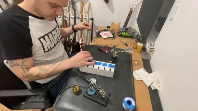 Epiphone Explorer Gothic Maintenance смотреть онлайн