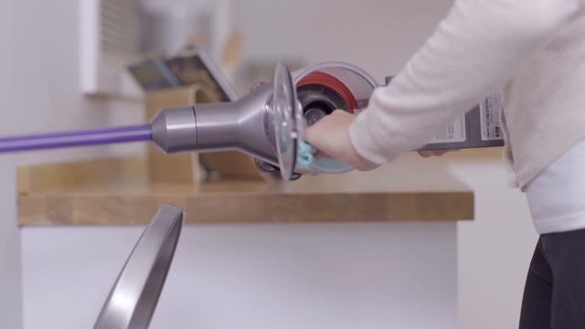 Dyson V8™ Slim cord-free vacuums. Emptying and cleaning the clear bin смотреть онлайн