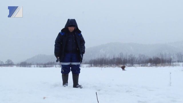 Рыбаки выходят на опасный лёд смотреть онлайн