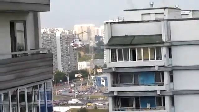 Пожарный вертолёт над прудом в Северном Чертаново смотреть онлайн