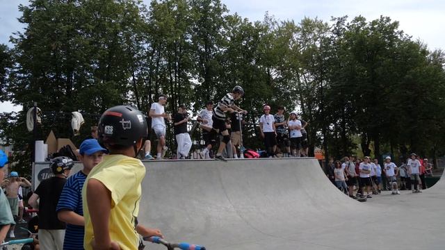 Иван Лобкевич - новички, контест Drive Scooters в скейтпарке г.Электросталь смотреть онлайн