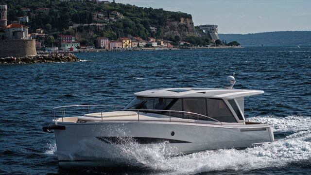 Walkthrough - Greenline 39 Hybrid , An  Electric/diesel Hybrid That May Be The Future Of Boating