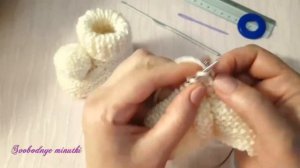 Пинетки с помпоном. Вязание на спицах