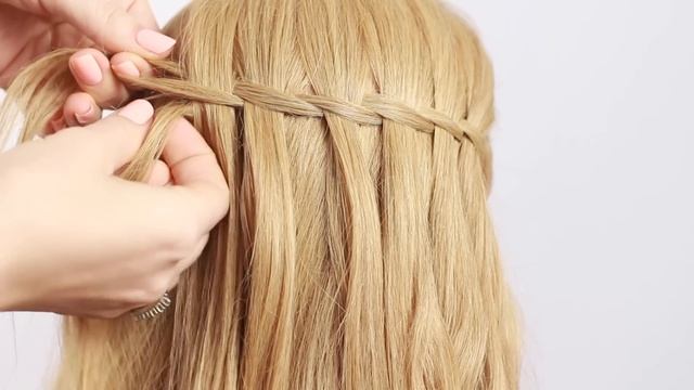 Плетение водопад из двух прядей. Waterfall Braiding with Two Strands смотреть онлайн