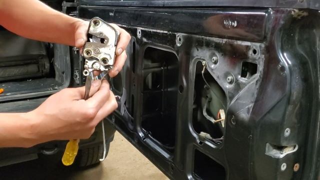 STUCK TAILGATE? Fixing a seized latch or Broken handle - Geo Tracker Suzuki Sidekick @Hwy83SUZUKI смотреть онлайн