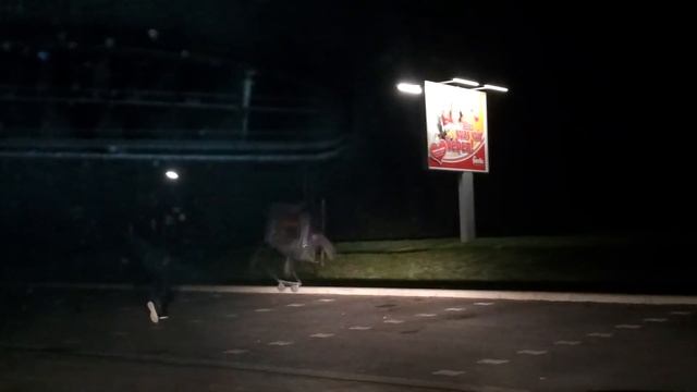 Junge fliegt mit Einkaufswagen auf die Fresse смотреть онлайн
