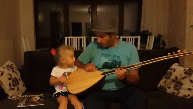 Девочка играет Калинку Малинку на турецкой гитаре Girl plays Kalinka Malinka on the Turkish guitar смотреть онлайн