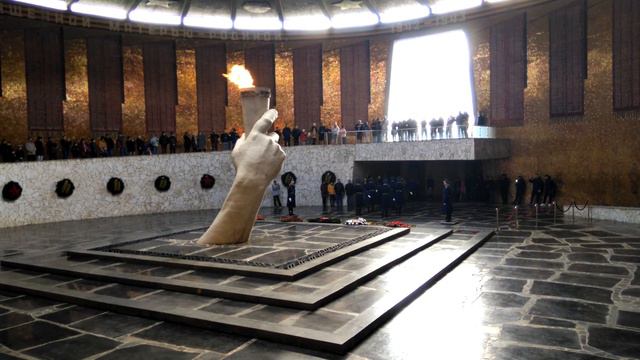 Вечный огонь на Мамаевом кургане. Смена караула. смотреть онлайн