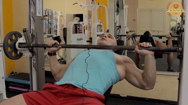 #ФИТНЕСЛИКБЕЗ - Проработка грудных мышц в тренажере Смита смотреть онлайн