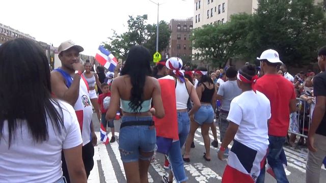 DOMINICAN GIRLS DANCE AT DOMINICAN DAY PARADE BRONX 2018 NEW YORK - PARADA DOMINICANA EN BRONX 2018