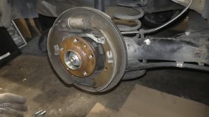 VW Polo Sedan & Skoda Rapid - Как снять тормозной барабан