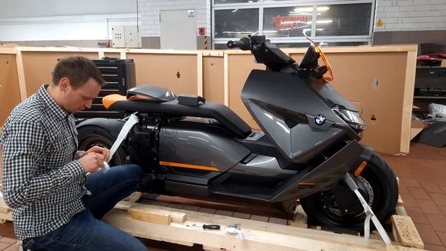 BMW CE 04 Unboxing смотреть онлайн