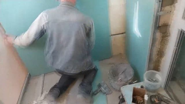 Виталик неделю не пьет, Наклеил гипсокартон на стену. Новостройка смотреть онлайн