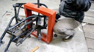 Снятие заклинившего заднего маятника JAWA 634