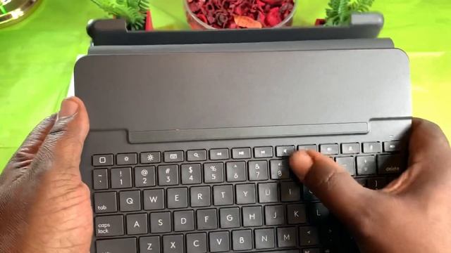 LOGITECH Slim Folio Keyboard for iPad 7th Gen 2019 смотреть онлайн